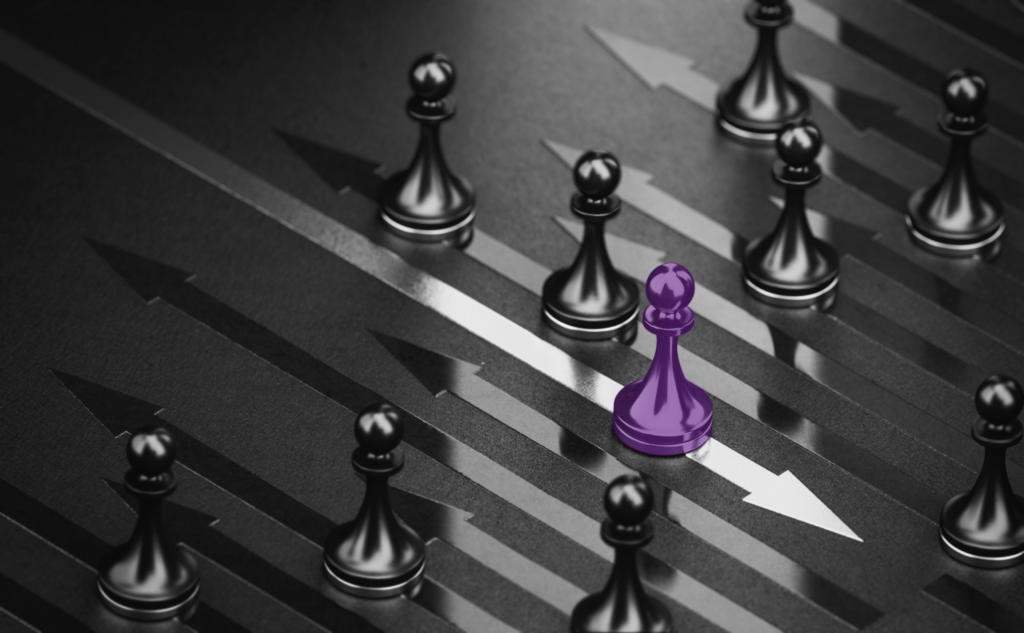 Violetter Bauer gegen schwarze, Pfeile im Hintergrund