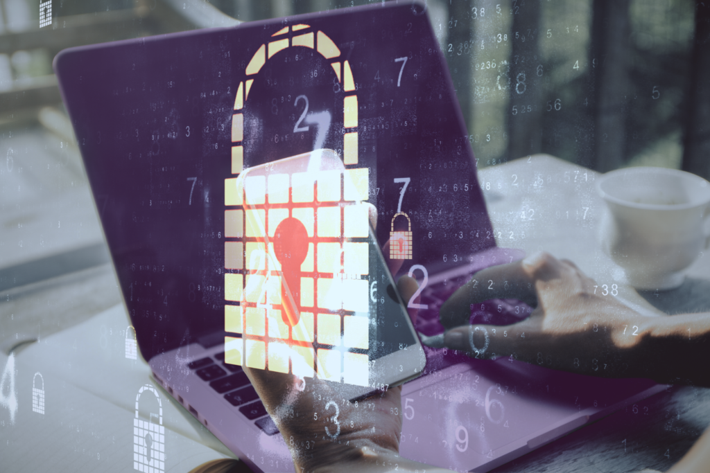Laptop und Smartphone mit Sicherheitssymbolen und SIM-Karte