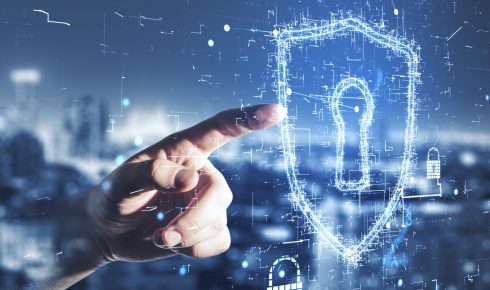 إصبع يلمس رمز الأمان الرقمي