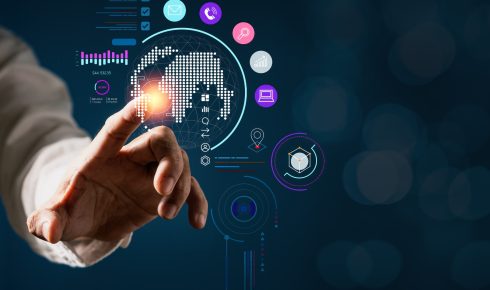 يد تلمس كرة أرضية رقمية عليها أيقونات.